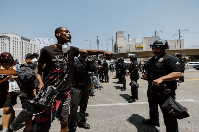 Người biểu tình tại Los Angeles đụng độ cảnh sát vào ngày 15/8. Ảnh: AFP