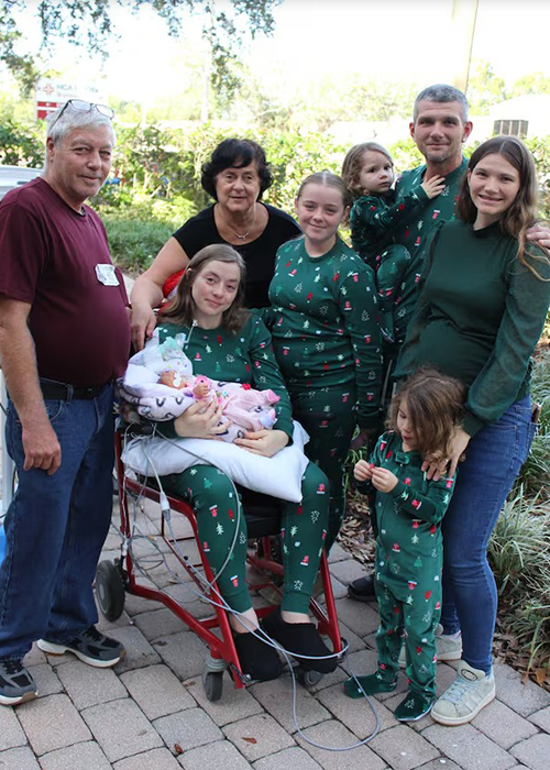Gia đình chụp ảnh cùng bé Haven tại vườn của bệnh viện. Ảnh: HCA Florida Brandon Hospital