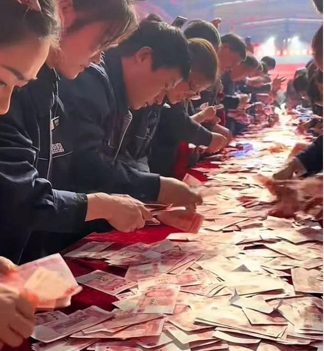 Chủ tịch tập đoàn nghìn tỷ phát 375 tỷ đồng tiền mặt thưởng Tết, đếm bao nhiêu được bấy nhiêu, có năm đãi lẩu 10 ngày liền- Ảnh 3.