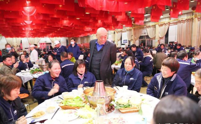 Chủ tịch tập đoàn nghìn tỷ phát 375 tỷ đồng tiền mặt thưởng Tết, đếm bao nhiêu được bấy nhiêu, có năm đãi lẩu 10 ngày liền- Ảnh 5.