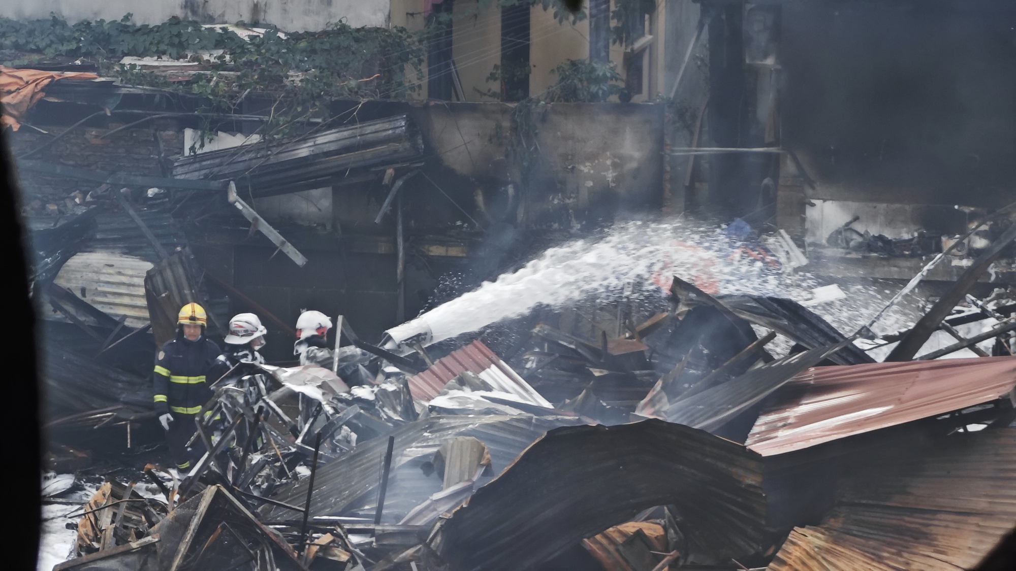 Toàn cảnh hiện trường vụ cháy chợ Xanh ở Hà Nội: Tiểu thương bàng hoàng bật khóc vì cả tỷ tiền hàng Tết vừa nhập đã hóa tro- Ảnh 2.