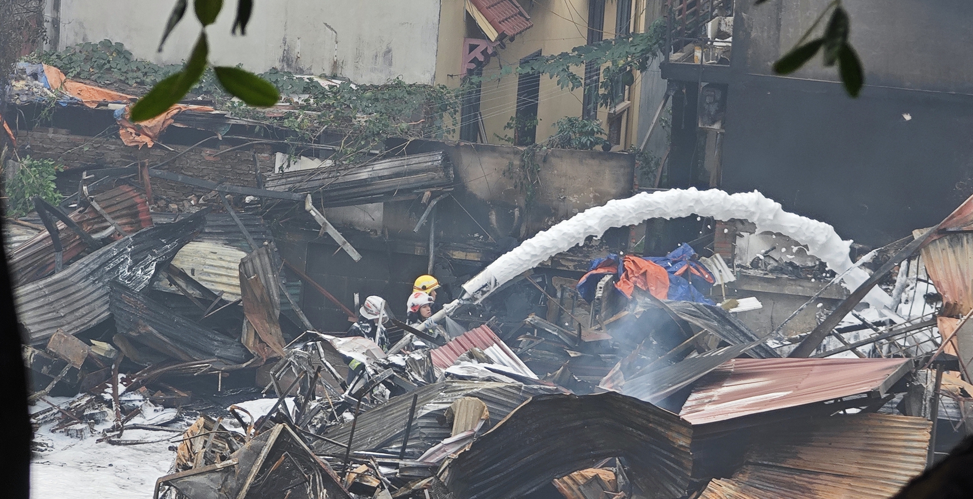 Toàn cảnh hiện trường vụ cháy chợ Xanh ở Hà Nội: Tiểu thương bàng hoàng bật khóc vì cả tỷ tiền hàng Tết vừa nhập đã hóa tro- Ảnh 3.