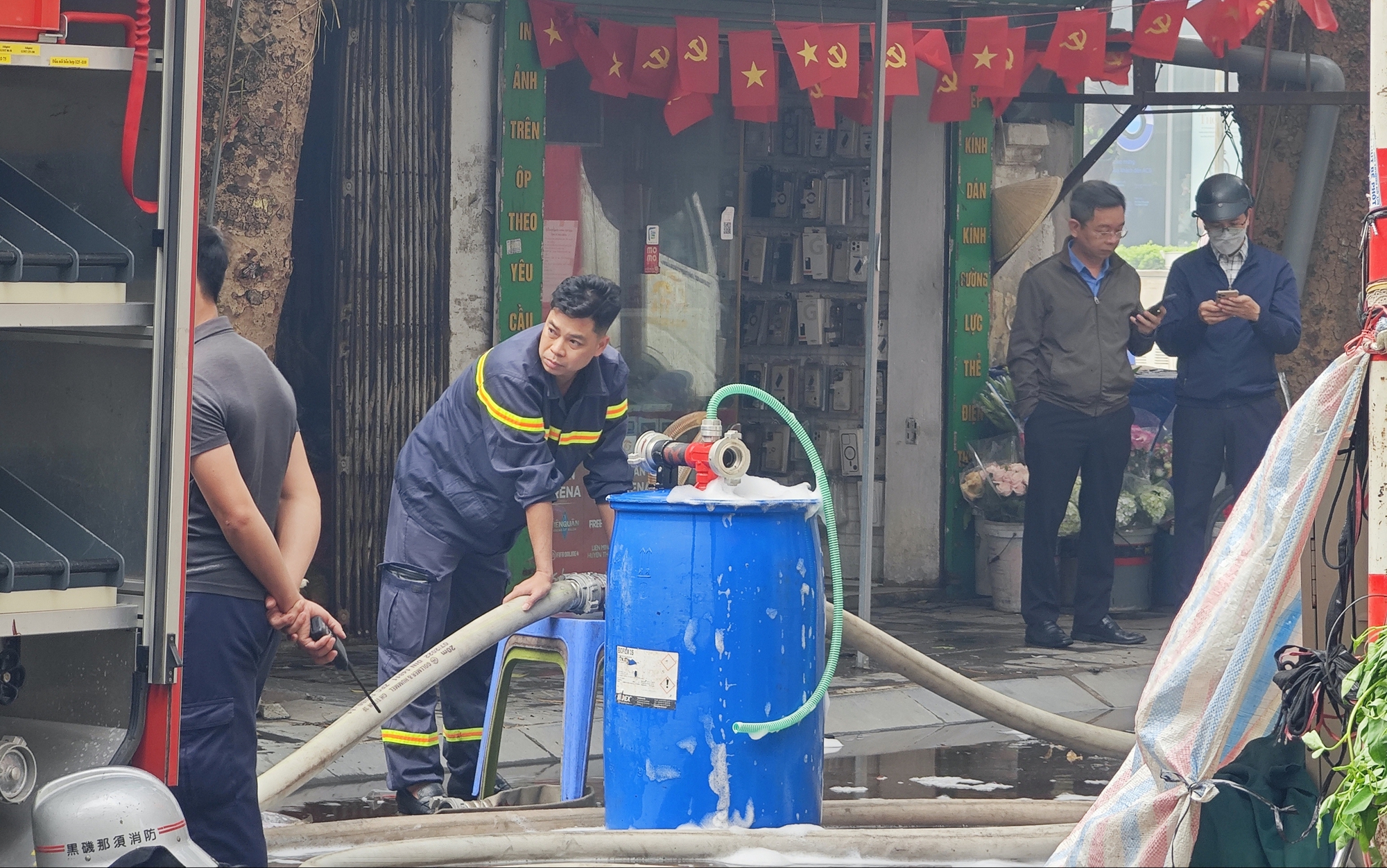 Toàn cảnh hiện trường vụ cháy chợ Xanh ở Hà Nội: Tiểu thương bàng hoàng bật khóc vì cả tỷ tiền hàng Tết vừa nhập đã hóa tro- Ảnh 4.