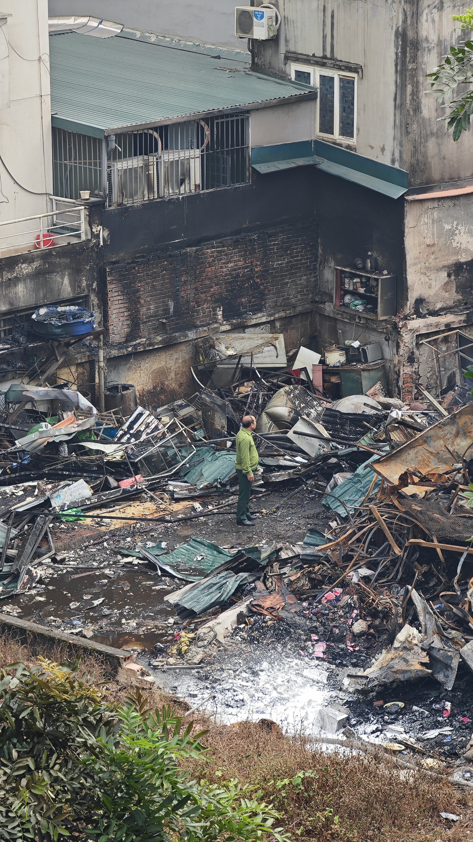 Toàn cảnh hiện trường vụ cháy chợ Xanh ở Hà Nội: Tiểu thương bàng hoàng bật khóc vì cả tỷ tiền hàng Tết vừa nhập đã hóa tro- Ảnh 5.
