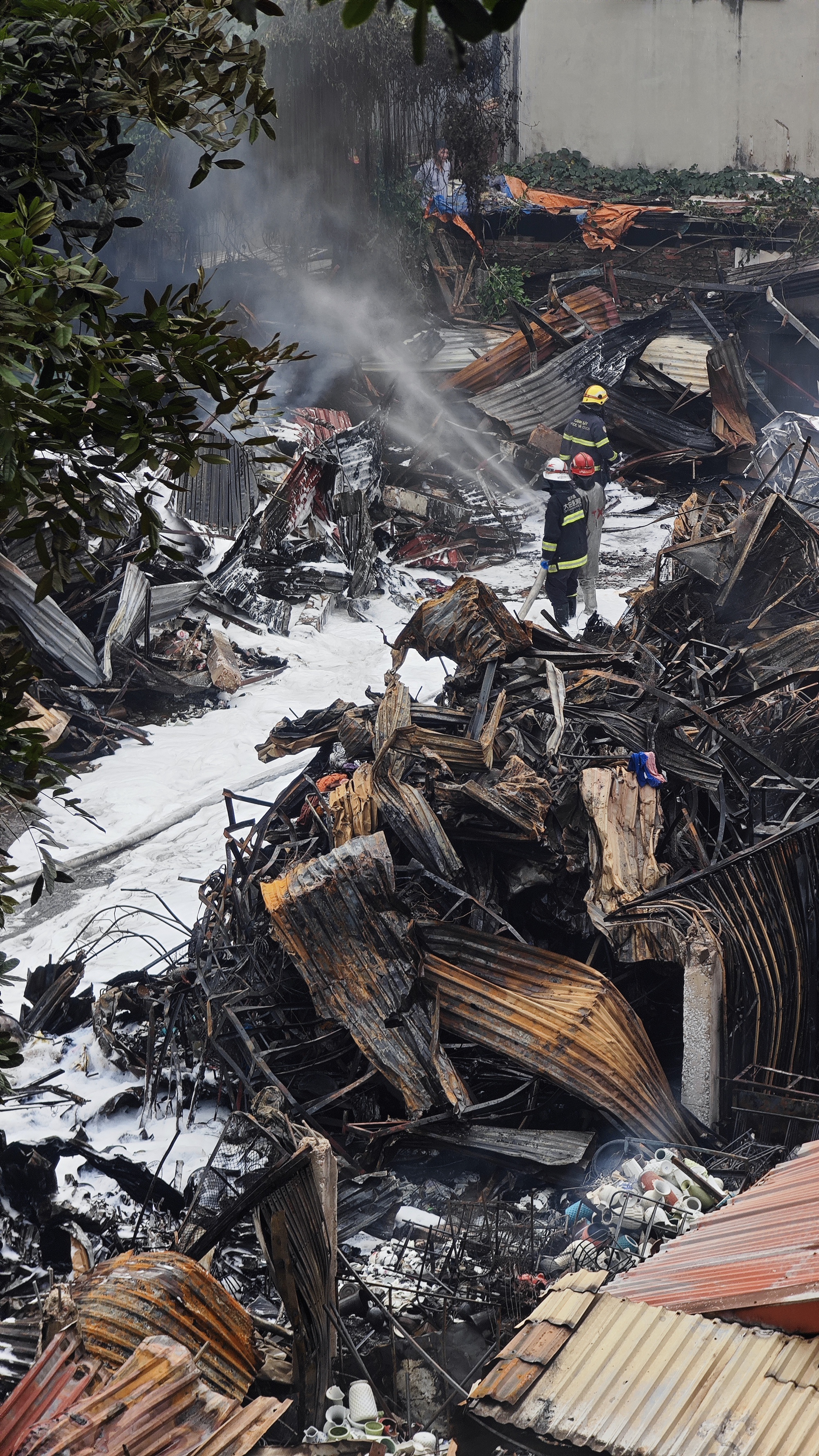 Toàn cảnh hiện trường vụ cháy chợ Xanh ở Hà Nội: Tiểu thương bàng hoàng bật khóc vì cả tỷ tiền hàng Tết vừa nhập đã hóa tro- Ảnh 6.
