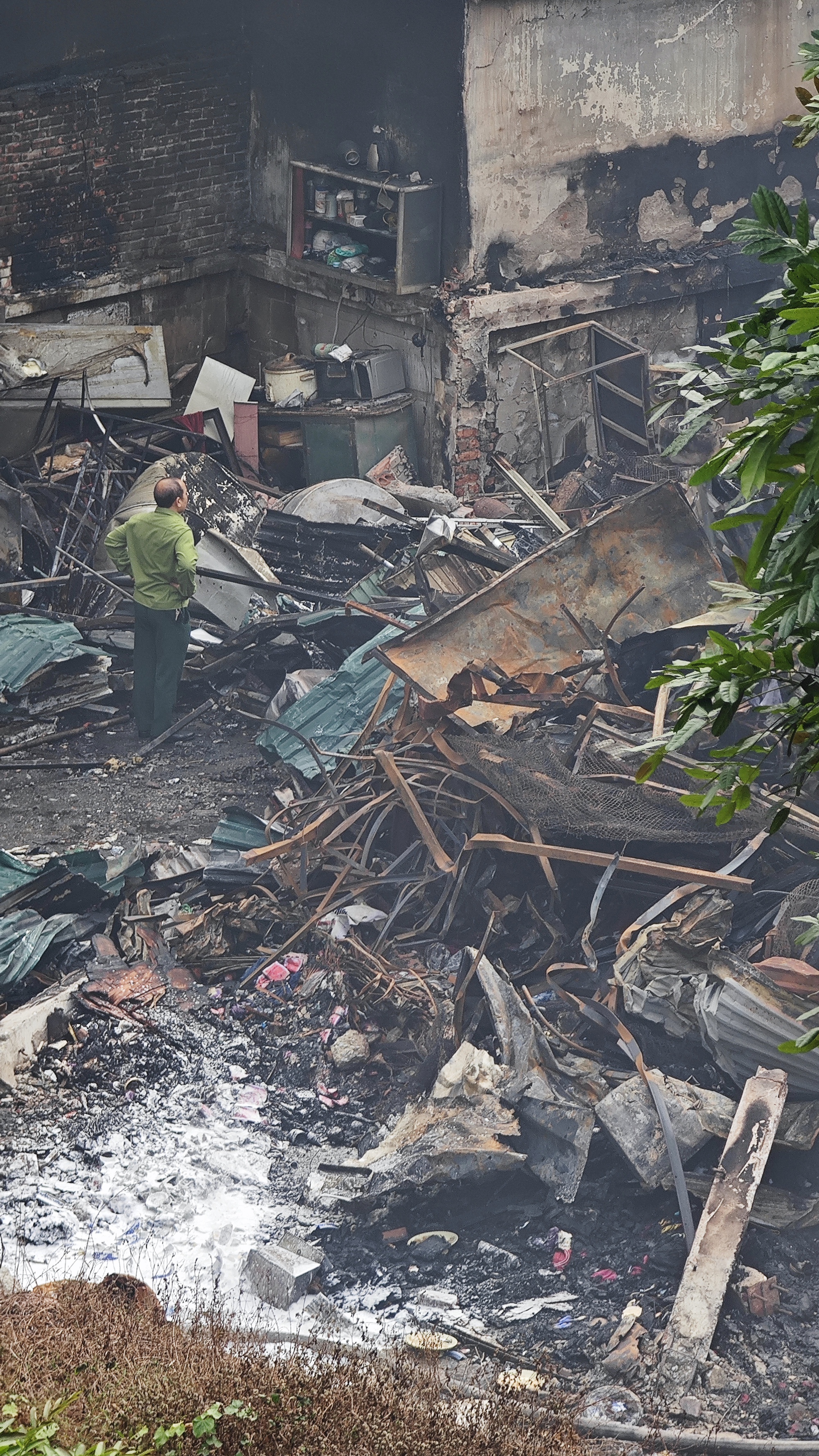 Toàn cảnh hiện trường vụ cháy chợ Xanh ở Hà Nội: Tiểu thương bàng hoàng bật khóc vì cả tỷ tiền hàng Tết vừa nhập đã hóa tro- Ảnh 9.