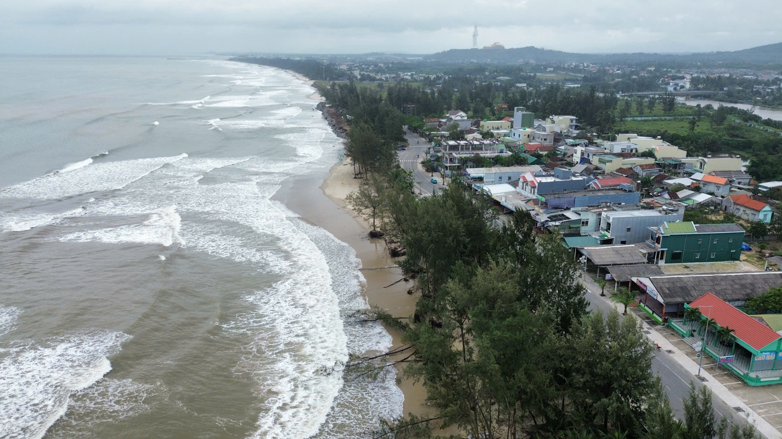 Bãi biển Mỹ Khê nguy cơ bị xóa sổ do triều cường lớn bất thường 