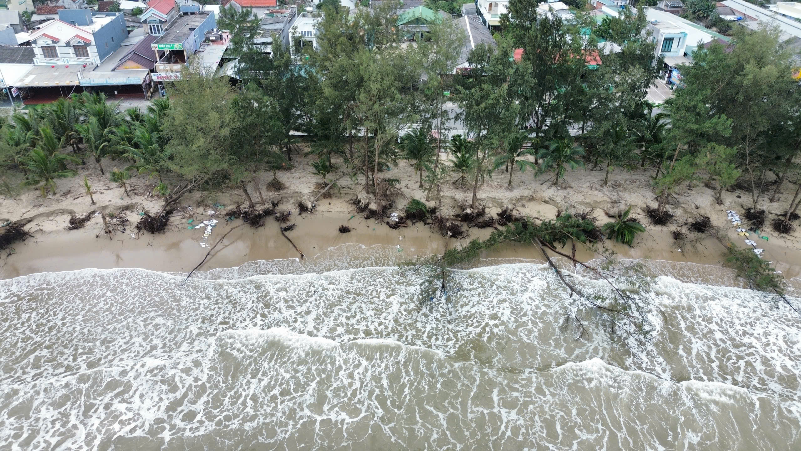 Bãi biển Mỹ Khê nguy cơ bị xóa sổ do triều cường lớn bất thường 