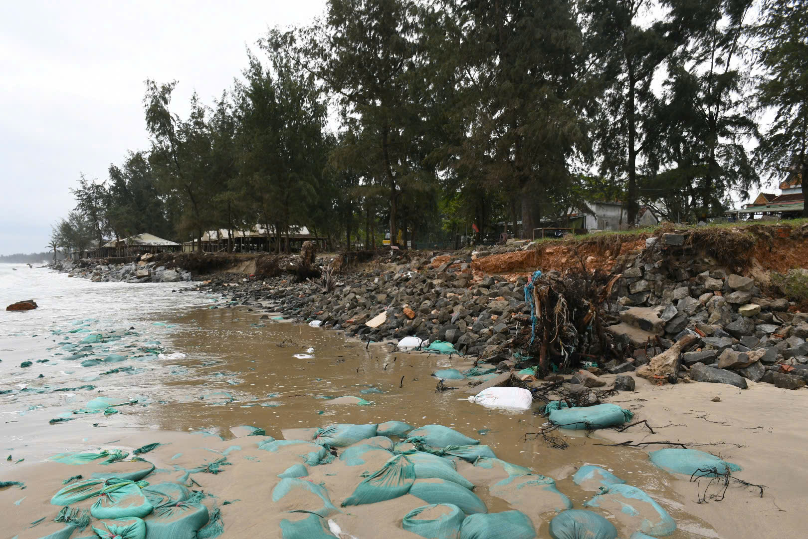 Bãi biển Mỹ Khê nguy cơ bị xóa sổ do triều cường lớn bất thường 