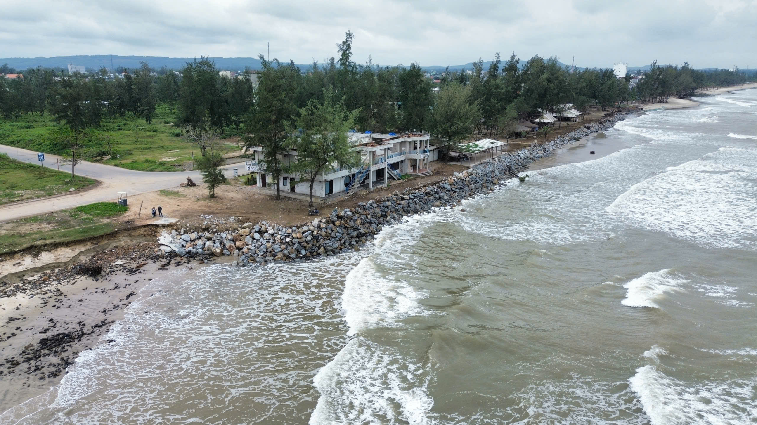 Bãi biển Mỹ Khê nguy cơ bị xóa sổ do triều cường lớn bất thường 