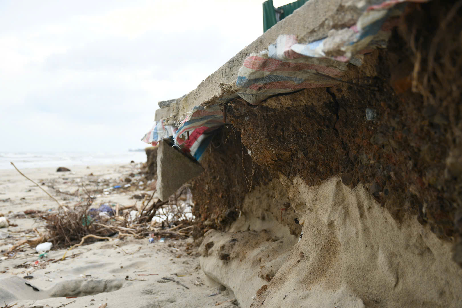 Bãi biển Mỹ Khê nguy cơ bị xóa sổ do triều cường lớn bất thường 