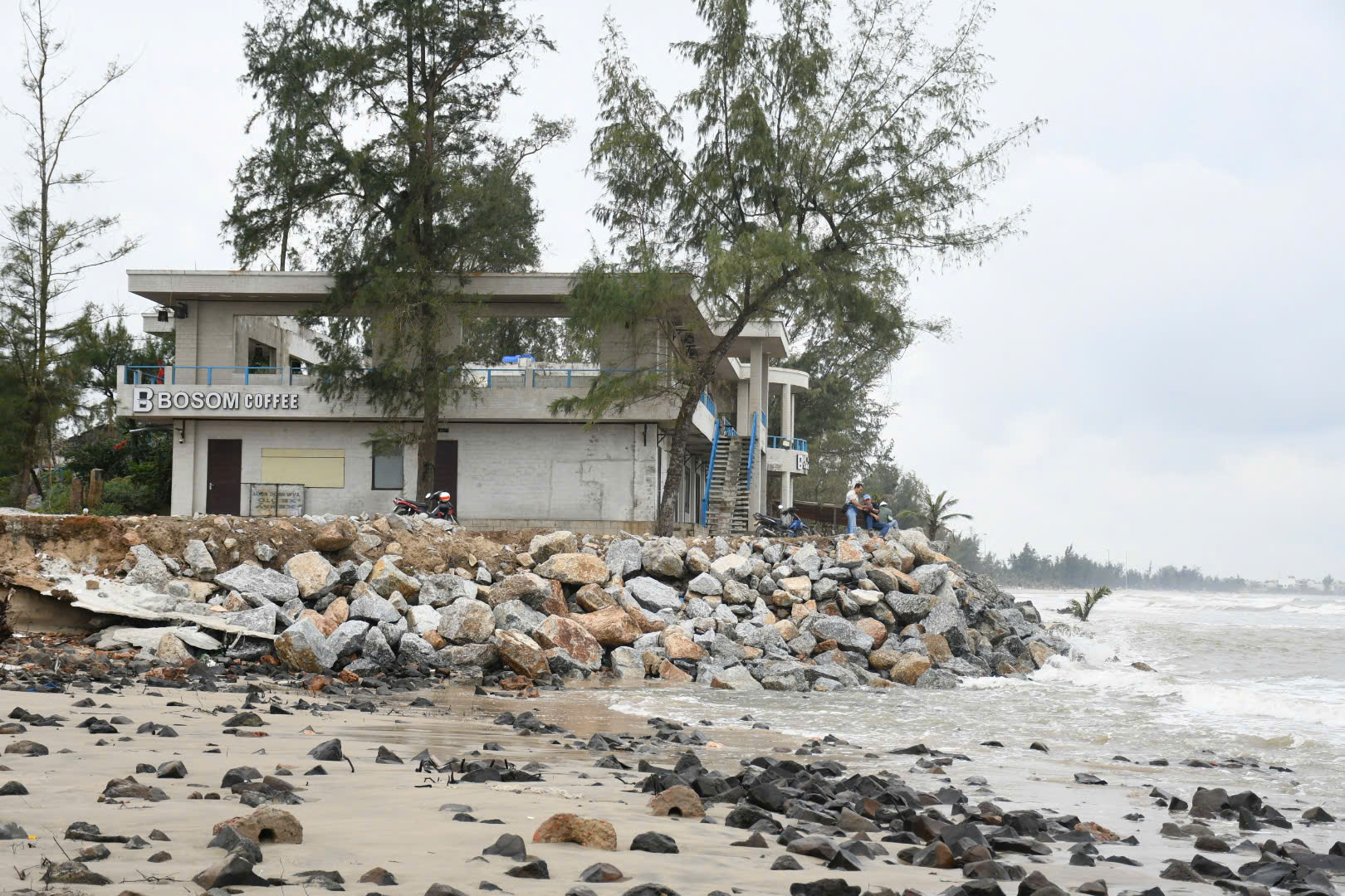 Bãi biển Mỹ Khê nguy cơ bị xóa sổ do triều cường lớn bất thường 