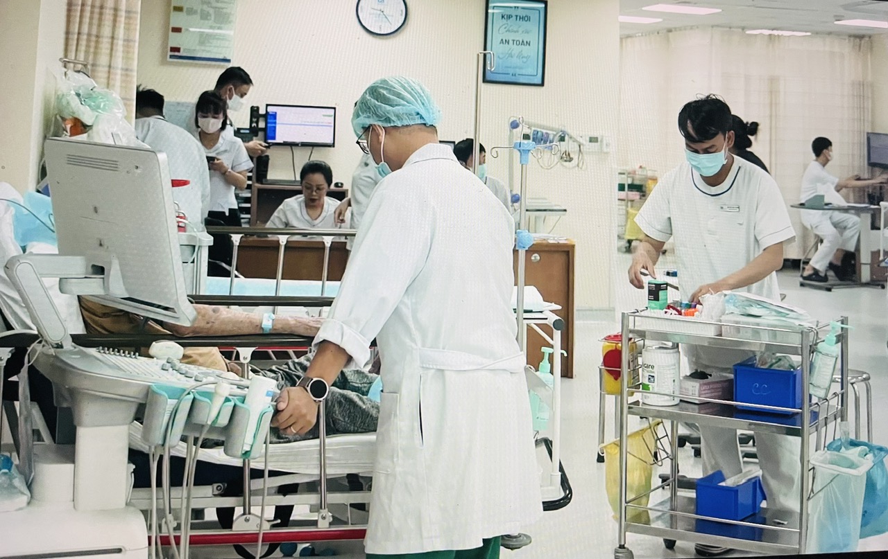 TP.HCM: 102 người nghi ngộ độc thực phẩm sau ăn bánh mì tại phường Phú Mỹ - Ảnh 2.