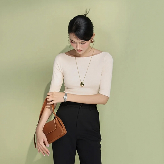 Áo cổ thuyền khiến bạn 'tỏa sáng' nhờ nét thanh tao- Ảnh 2.