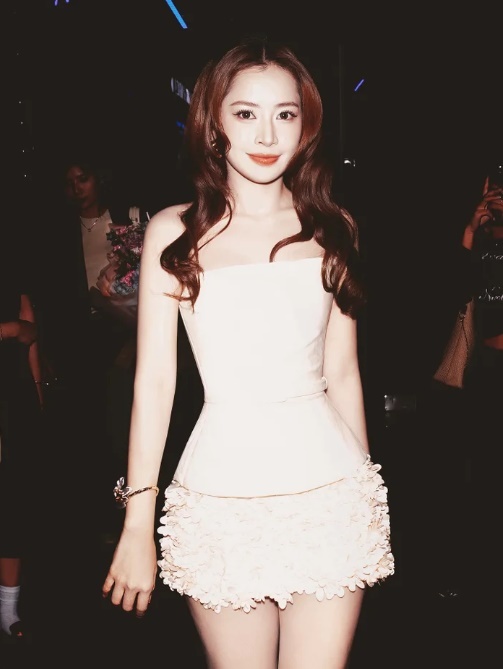 Cảnh Chi Pu vác bụng bầu về nhà gây xôn xao