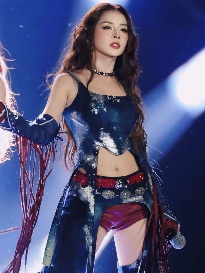 Cảnh Chi Pu vác bụng bầu về nhà gây xôn xao