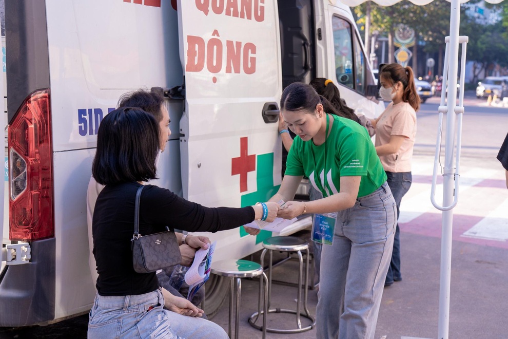 Người dân TPHCM kiểm tra sức khỏe cuối năm tại ngày hội “Sống khỏe mỗi ngày 2025” - 3