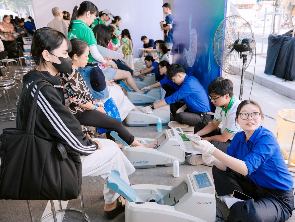 Người dân TPHCM kiểm tra sức khỏe cuối năm tại ngày hội “Sống khỏe mỗi ngày 2025” - 4