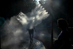 Paris lên ‘kế hoạch tác chiến' viễn cảnh nắng nóng kỷ lục 50 độ C