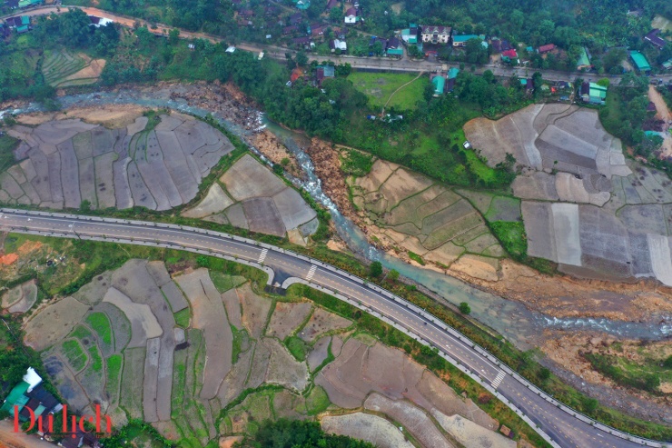Do đặc trưng địa hình dốc, nguồn nước phụ thuộc nhiều vào tự nhiên, người dân nơi đây phải chủ động dẫn nước từ khe suối, mạch nguồn sáng tạo đưa về ruộng. Việc canh tác đòi hỏi sự linh hoạt, thích ứng cao. Trên những thửa ruộng loang loáng nước, hình ảnh người nông dân cần mẫni be bờ, dẫn nước, cày ruộng cho đất tơi xốp chuẩn bị cho vụ mùa mới mở ra không gian sinh hoạt lao động bình dị, gần gũi, thuần khiết đến nao lòng.