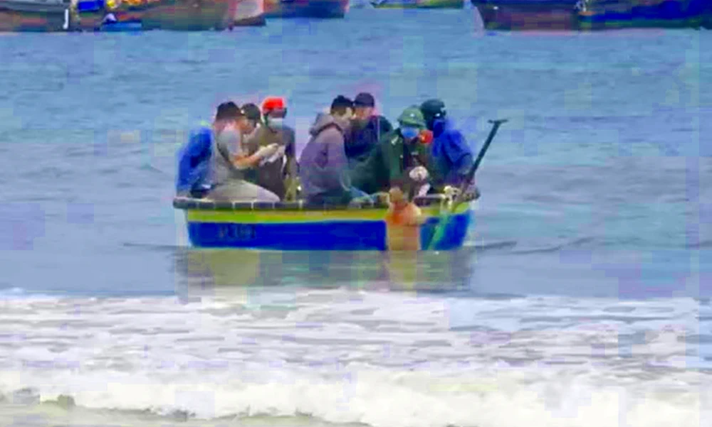 Lực lượng truy bắt triển khai đi thuyền thúng ra tàu cá chuẩn bị truy bắt. truy-na-dac-biet (1).jpg