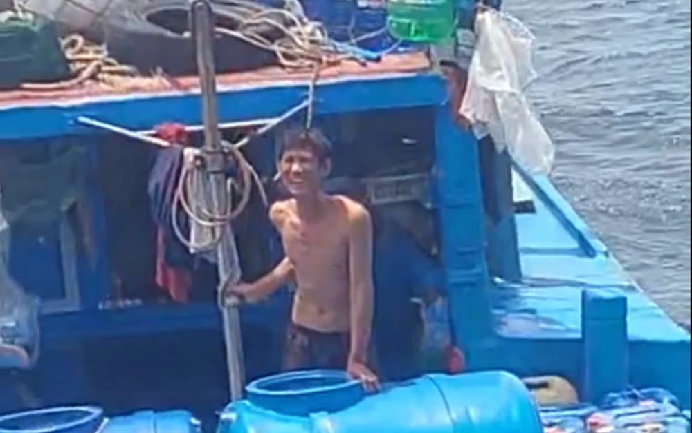 Nguyễn Quốc Hùng xuất hiện trên tàu. truy-na-dac-biet (1).png