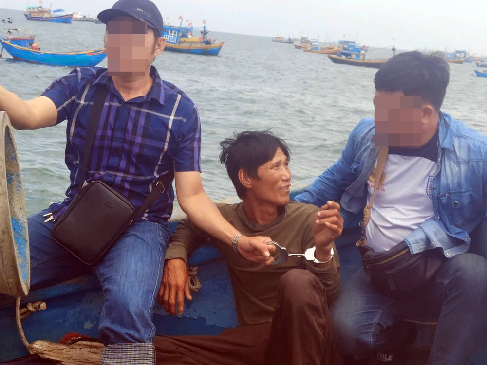 Kẻ bị truy nã đặc biệt bị bắt giữ và khi chưa vào đất liền đã khai nhận tất cả. truy-na-dac-biet (2).jpg