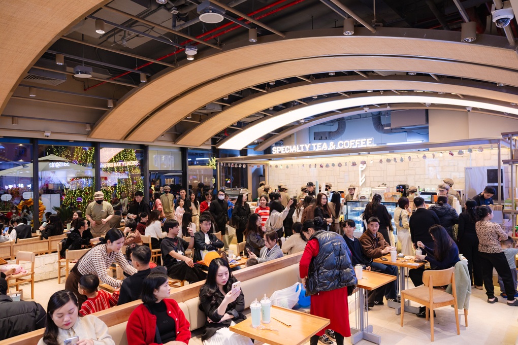 Không khí lễ hội trong ngày khai trương Vincom Plaza Vinh - 5