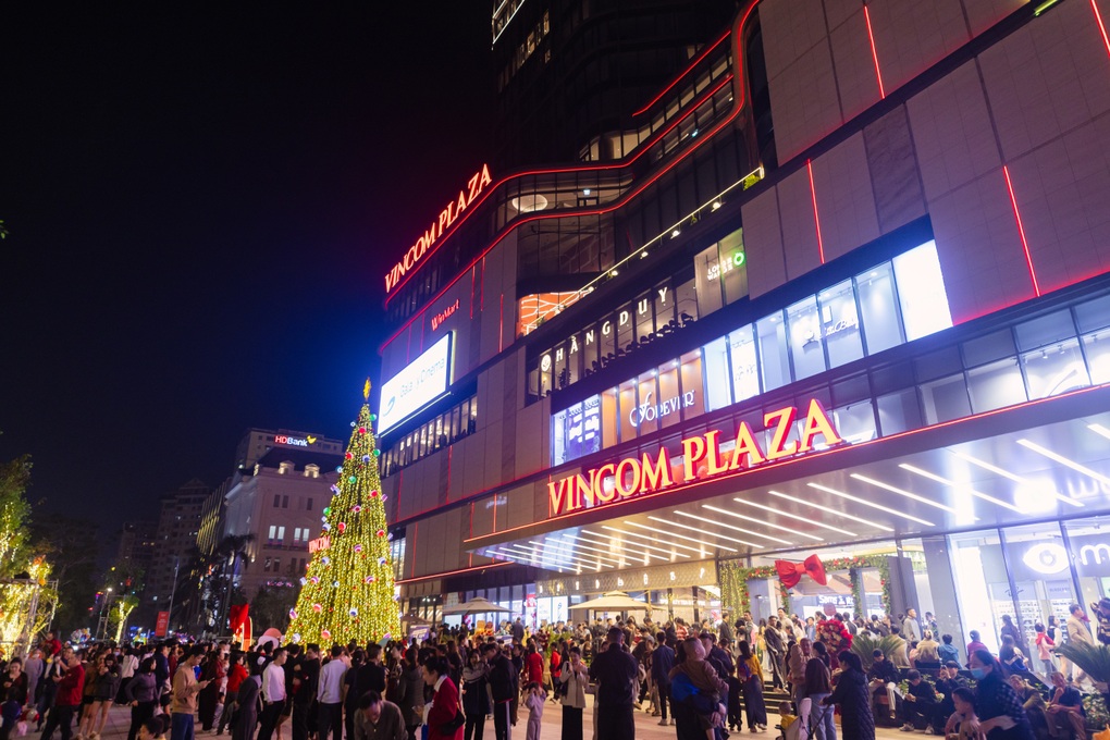 Không khí lễ hội trong ngày khai trương Vincom Plaza Vinh - 6