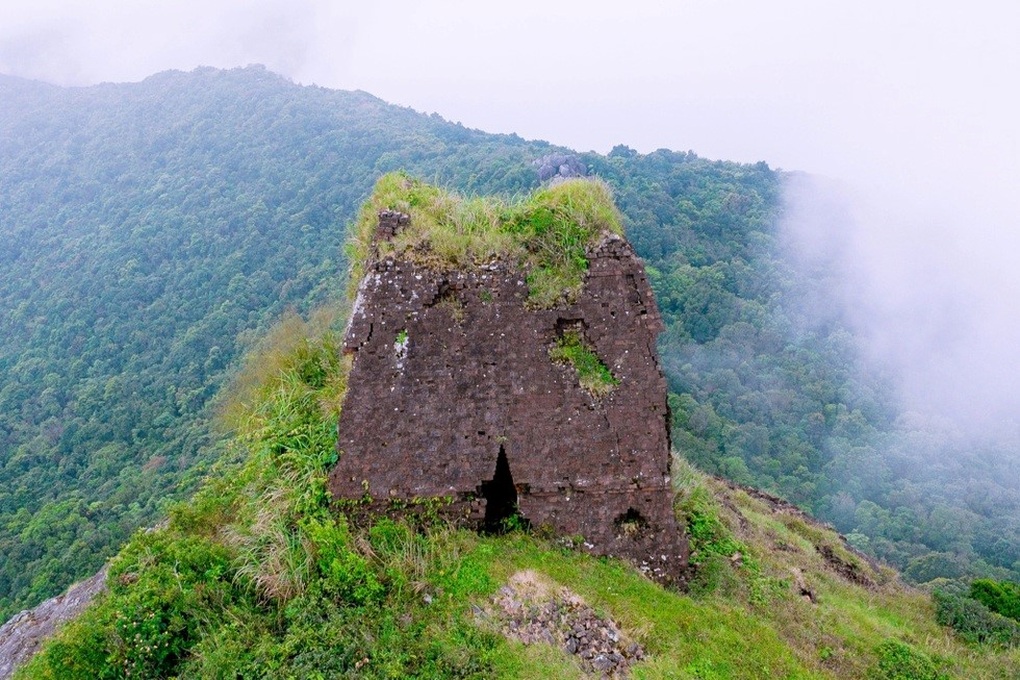 Chi 125 tỷ đồng làm đường tiếp cận tháp cổ bí ẩn trên đỉnh núi cao 800m - 3