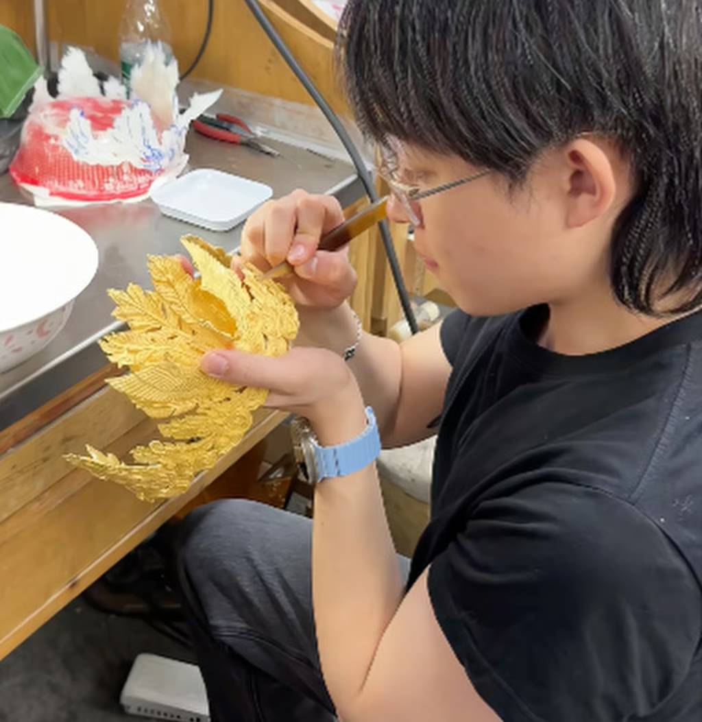 Mẹ mải chụp ảnh, con trai làm vỡ chiếc vương miện hơn 7 tỷ đồng- Ảnh 4.