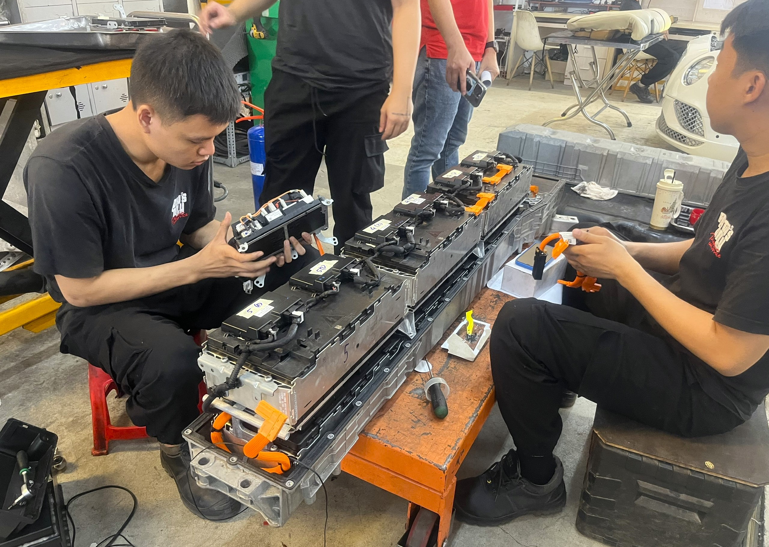 Sửa chữa, bảo dưỡng xe điện và xe hybrid khác gì so với xe xăng, dầu? - Ảnh 3.