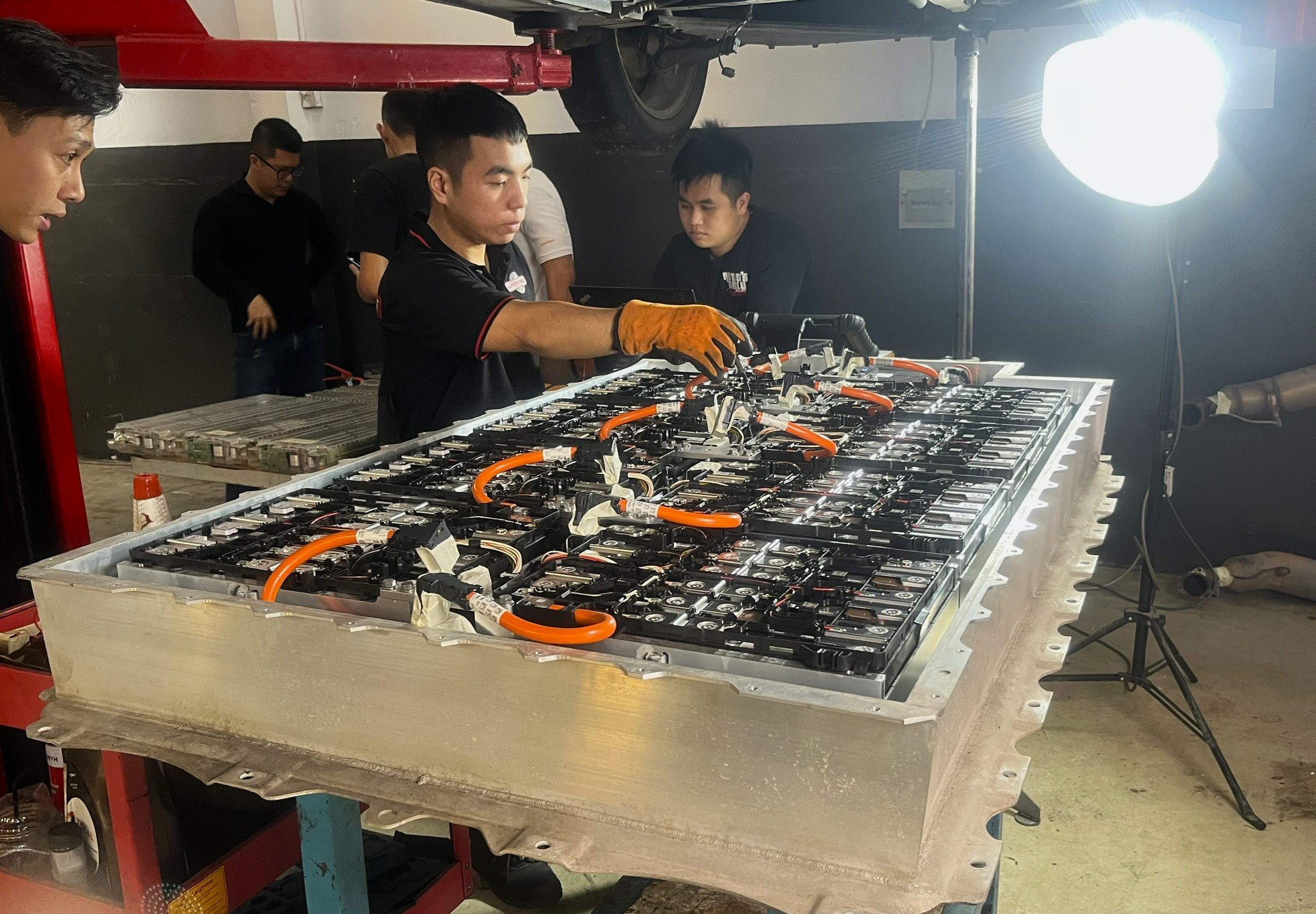 Sửa chữa, bảo dưỡng xe điện và xe hybrid khác gì so với xe xăng, dầu? - Ảnh 2.