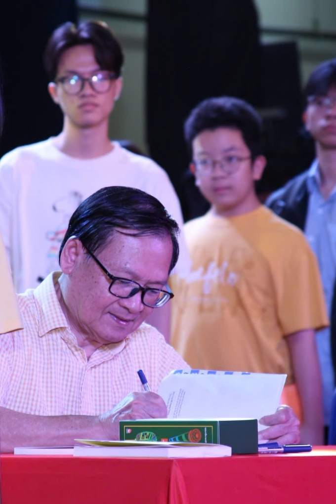 Nhà văn Nguyễn Nhật Ánh ký tặng độc giả