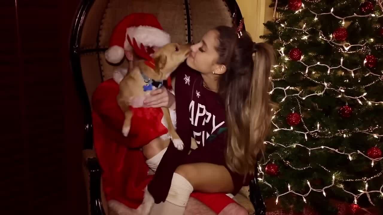 MV "Santa Tell Me" của Ariana Grande