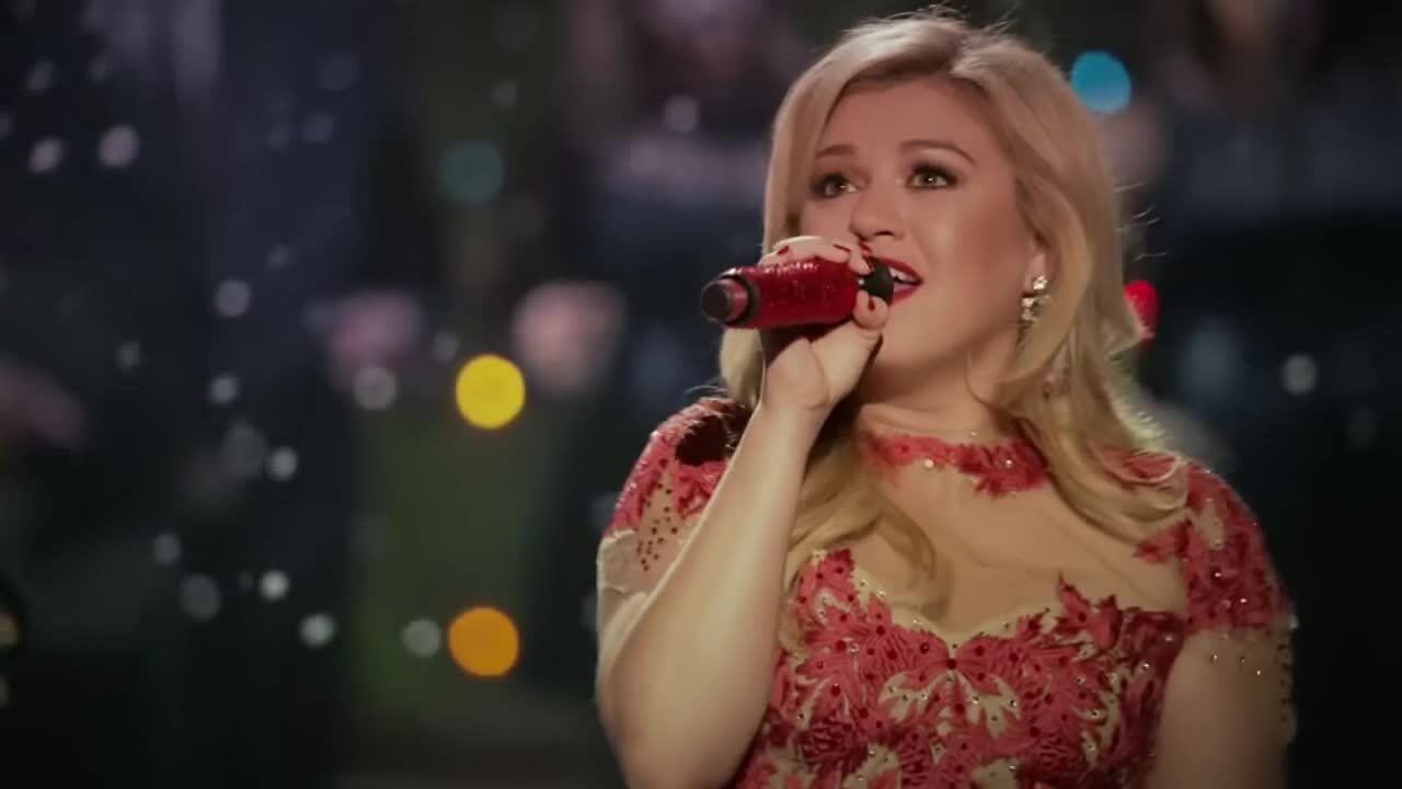 Kelly Clarkson hát ca khúc "Underneath the Tree"
