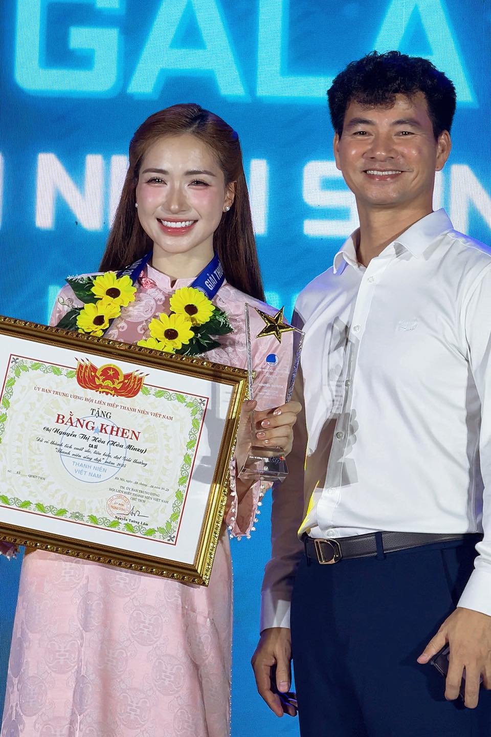 Hit quốc dân giúp 1 người đổi đời: Trở thành biểu tượng quảng bá văn hóa, được Thủ tướng khen ngợi- Ảnh 4.