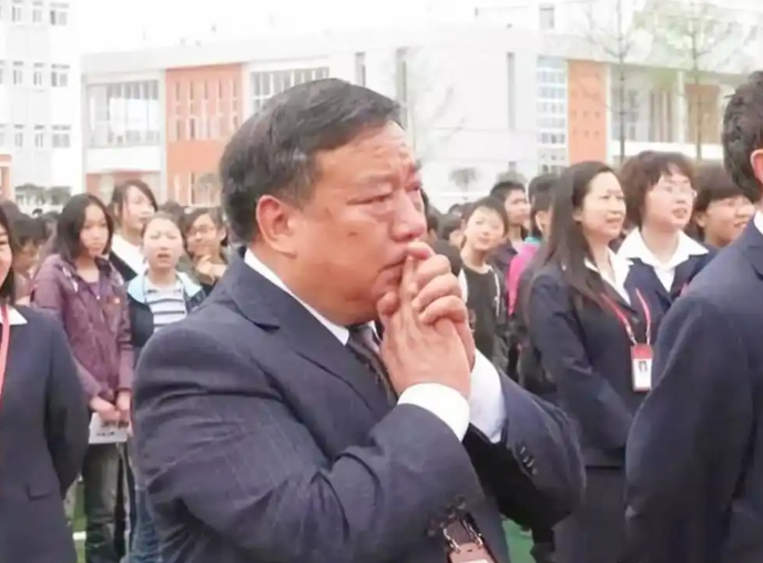 Thầy hiệu trưởng vừa nhậm chức đã đưa ra quyết định gây tranh cãi, 13 năm sau tất cả mọi người đều phải thừa nhận và nể phục- Ảnh 2.