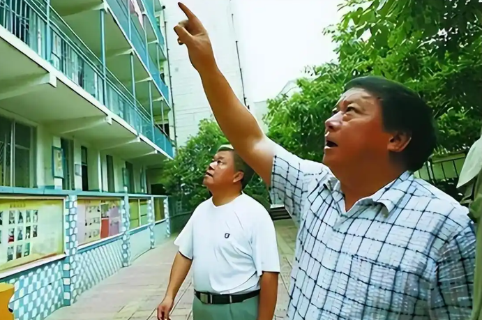 Thầy hiệu trưởng vừa nhậm chức đã đưa ra quyết định gây tranh cãi, 13 năm sau tất cả mọi người đều phải thừa nhận và nể phục- Ảnh 3.