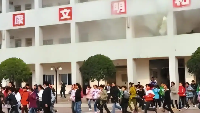 Thầy hiệu trưởng vừa nhậm chức đã đưa ra quyết định gây tranh cãi, 13 năm sau tất cả mọi người đều phải thừa nhận và nể phục- Ảnh 4.