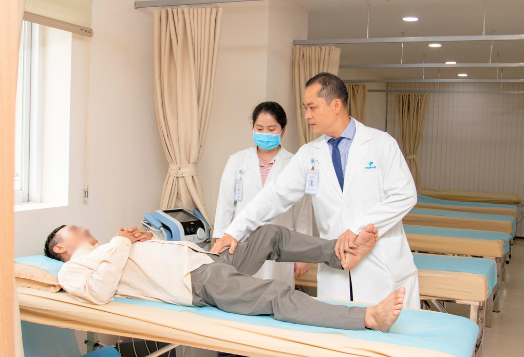 Tưởng chừng phải nằm một chỗ, nam bệnh nhân tự đi lại sau 48 giờ thay khớp háng - 2