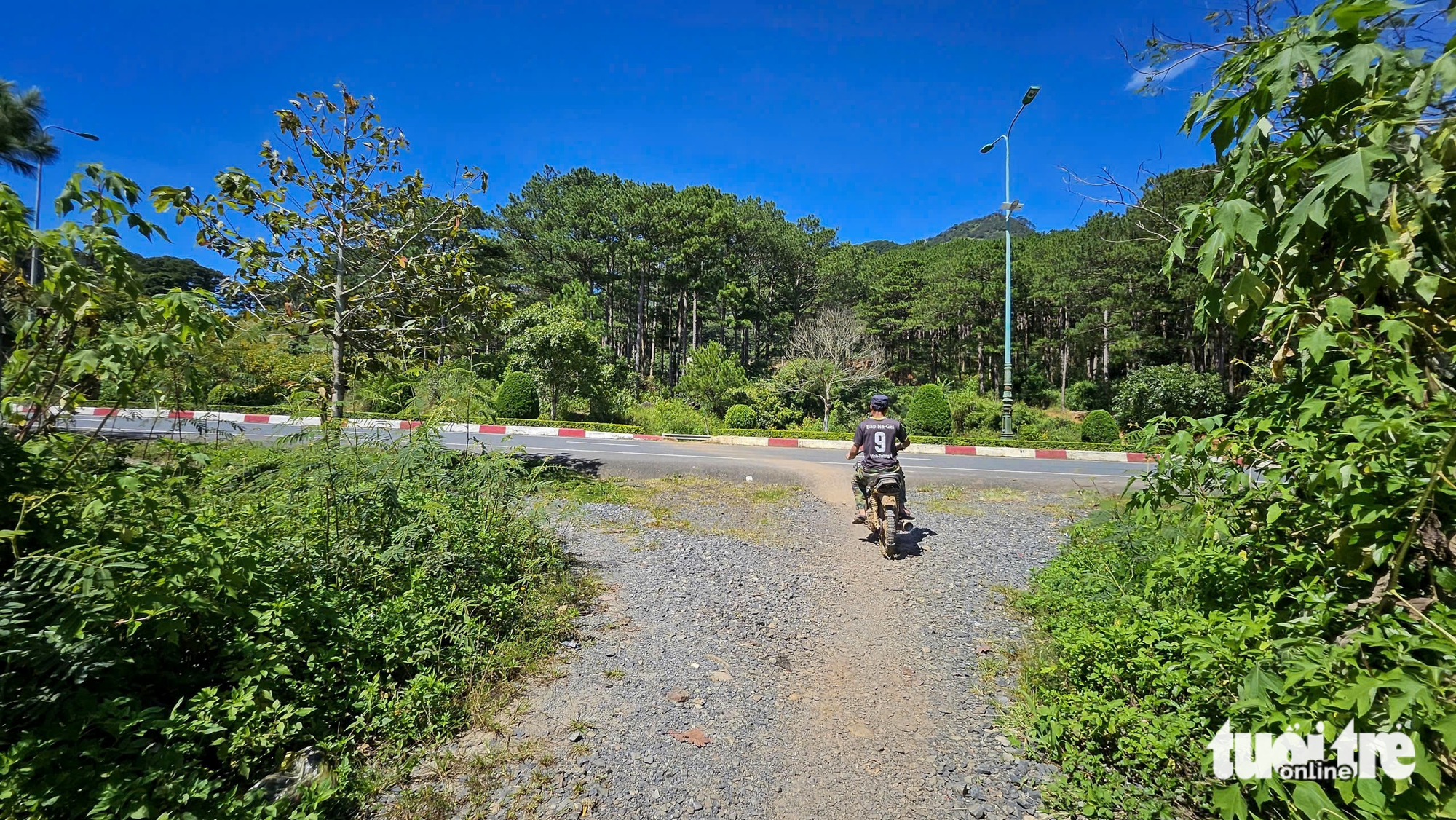 Người dân băng ngang đường cao tốc Liên Khương - Prenn vì thiếu đường gom - Ảnh 4.