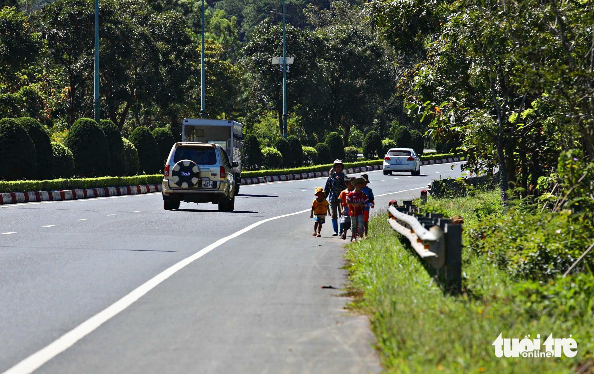 Người dân băng ngang đường cao tốc Liên Khương - Prenn vì thiếu đường gom - Ảnh 8.