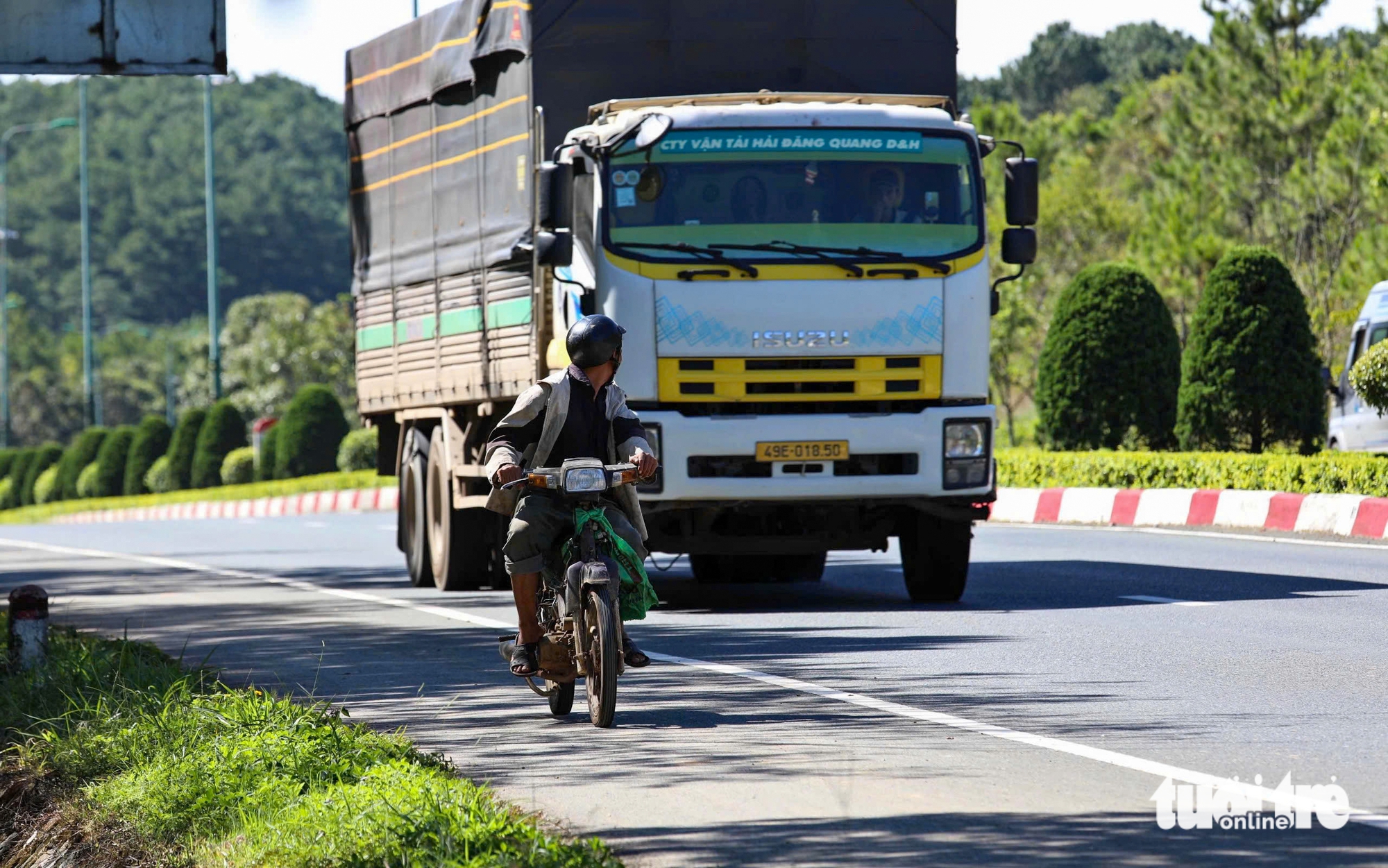Người dân băng ngang đường cao tốc Liên Khương - Prenn vì thiếu đường gom - Ảnh 9.
