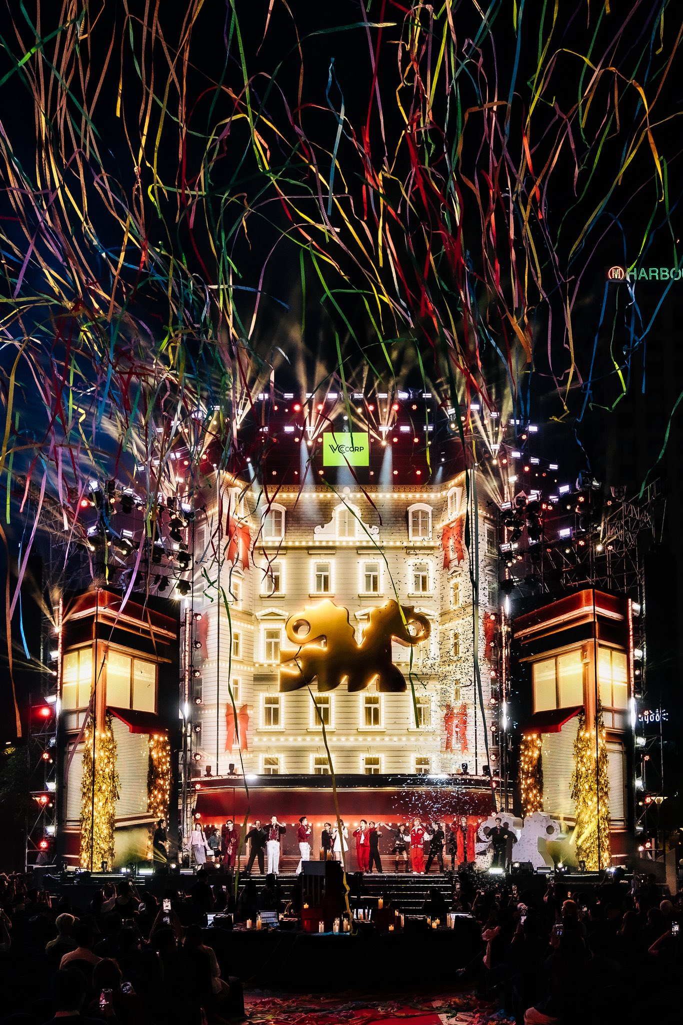 Đạo diễn Linh Nguyễn: Với WeYoung, chúng tôi không cố “định nghĩa” người trẻ. Khi người trẻ không bị ép vào một khuôn mẫu, họ sẽ tự nhiên tỏa sáng- Ảnh 2.