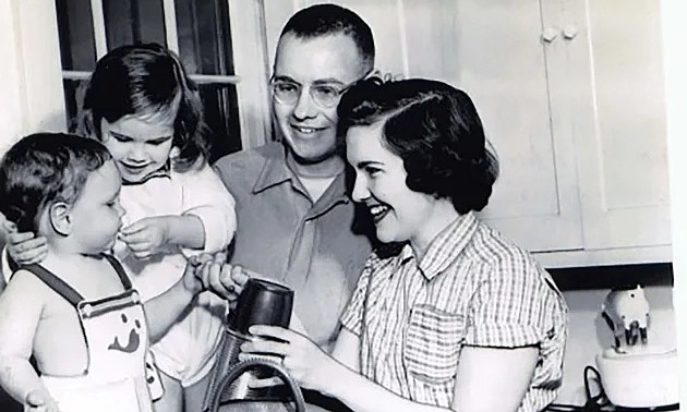 Warren Buffett và người vợ đầu tiên - Susan năm 1952. Ảnh: Susie Buffett