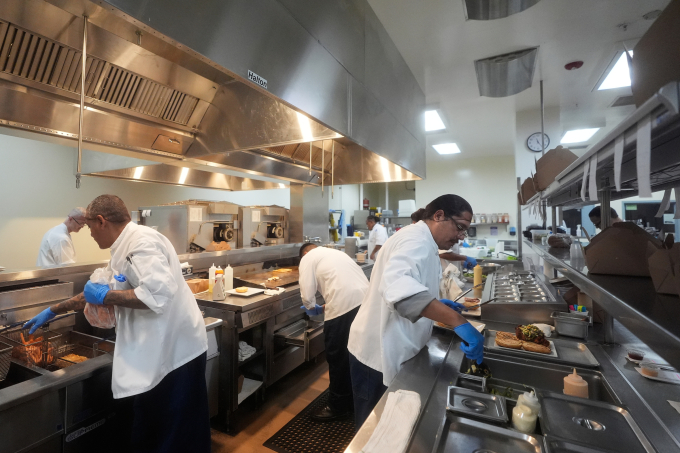 Bên trong khu bếp của nhà hàng Delancey thuộc nhà tù Solano. Ảnh: AP