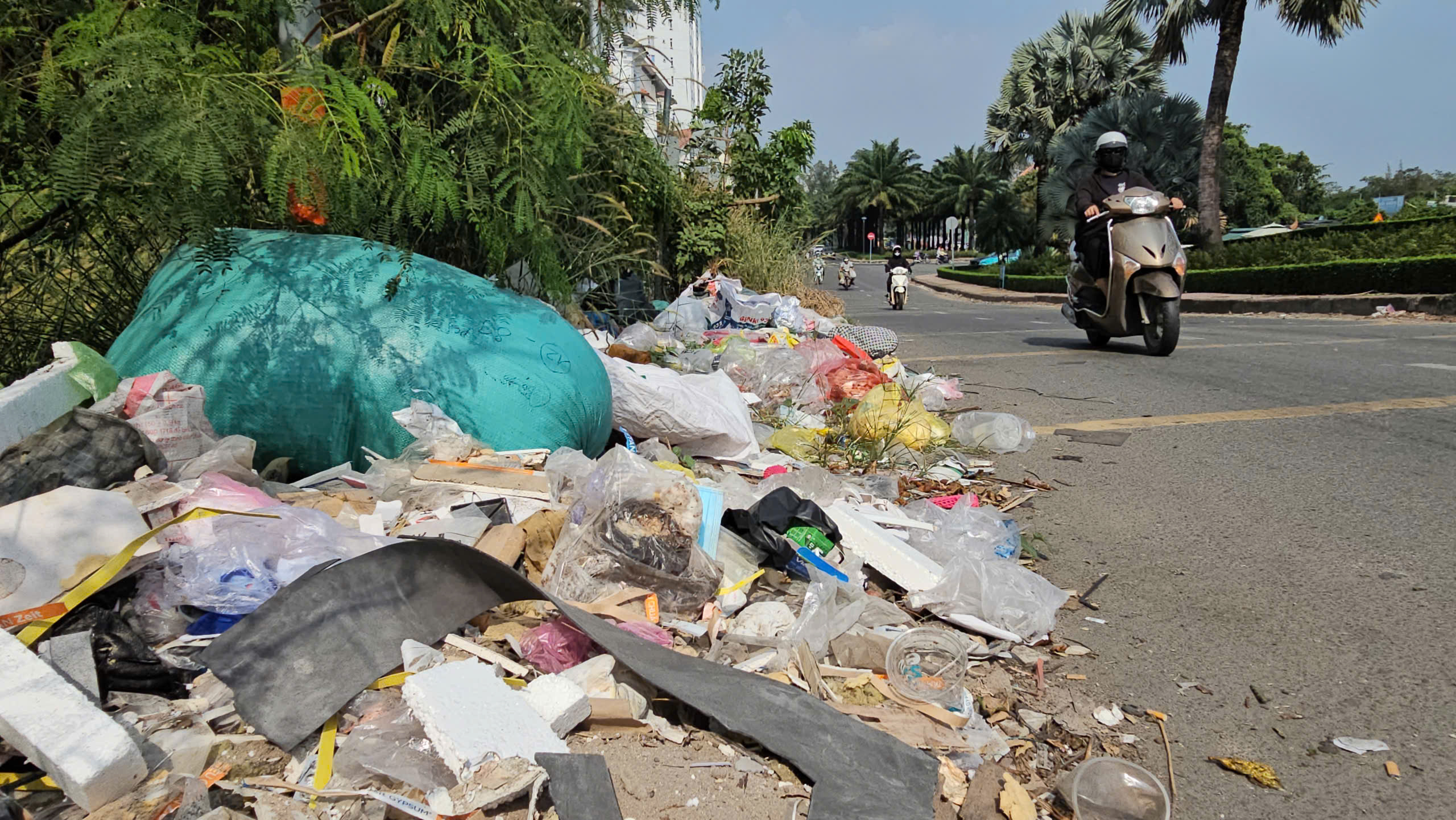 Rác thải bủa vây cầu Ông Bé: Dân bức xúc, chính quyền sẽ 'phạt nguội' qua camera - Ảnh 5.