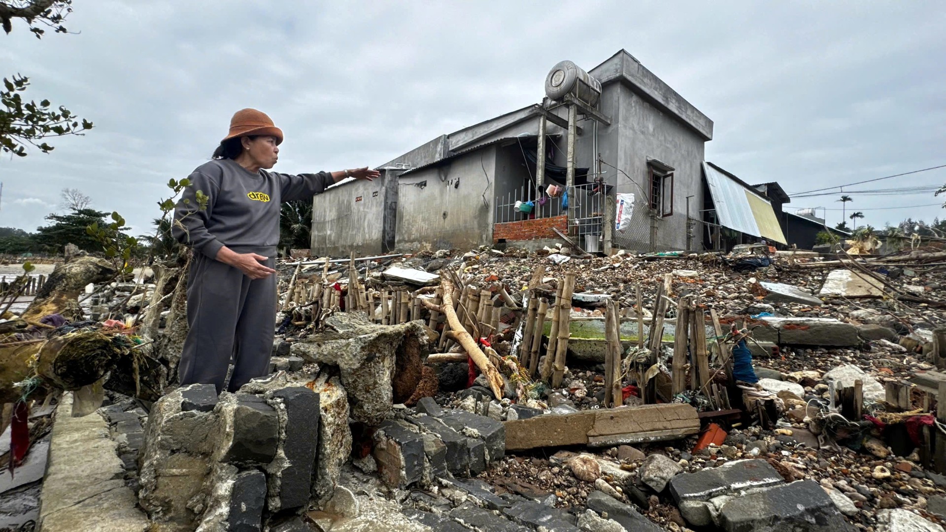 Kè biển hàng chục tỉ đồng chưa nghiệm thu đã hỏng nặng - Ảnh 3.