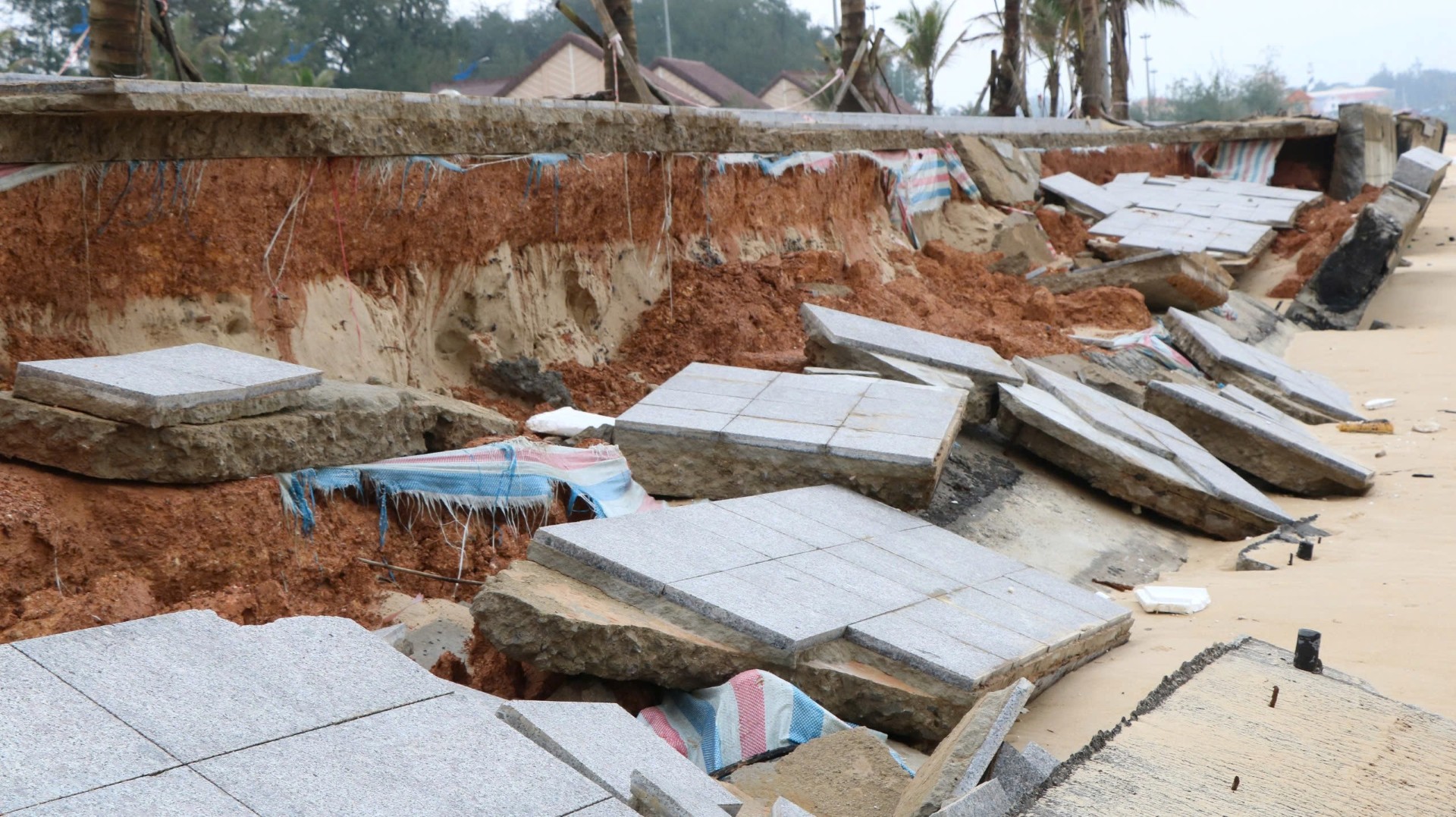 Kè biển hàng chục tỉ đồng chưa nghiệm thu đã hỏng nặng - Ảnh 2.